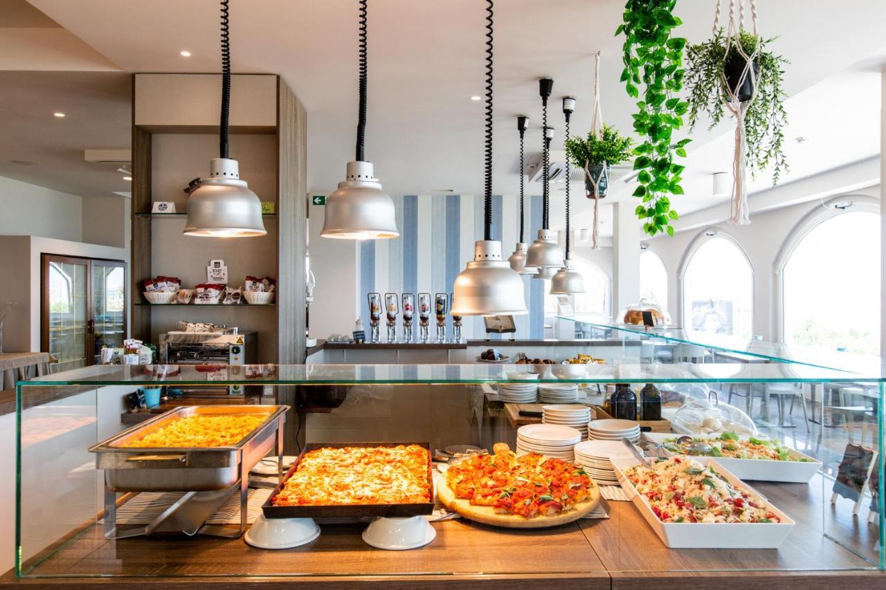 Hotel Alexandra - Beach Front - Healthy Xxl Breakfast & Brunch Until 12 30 - Parking Included Misano Adriatico Exterior foto