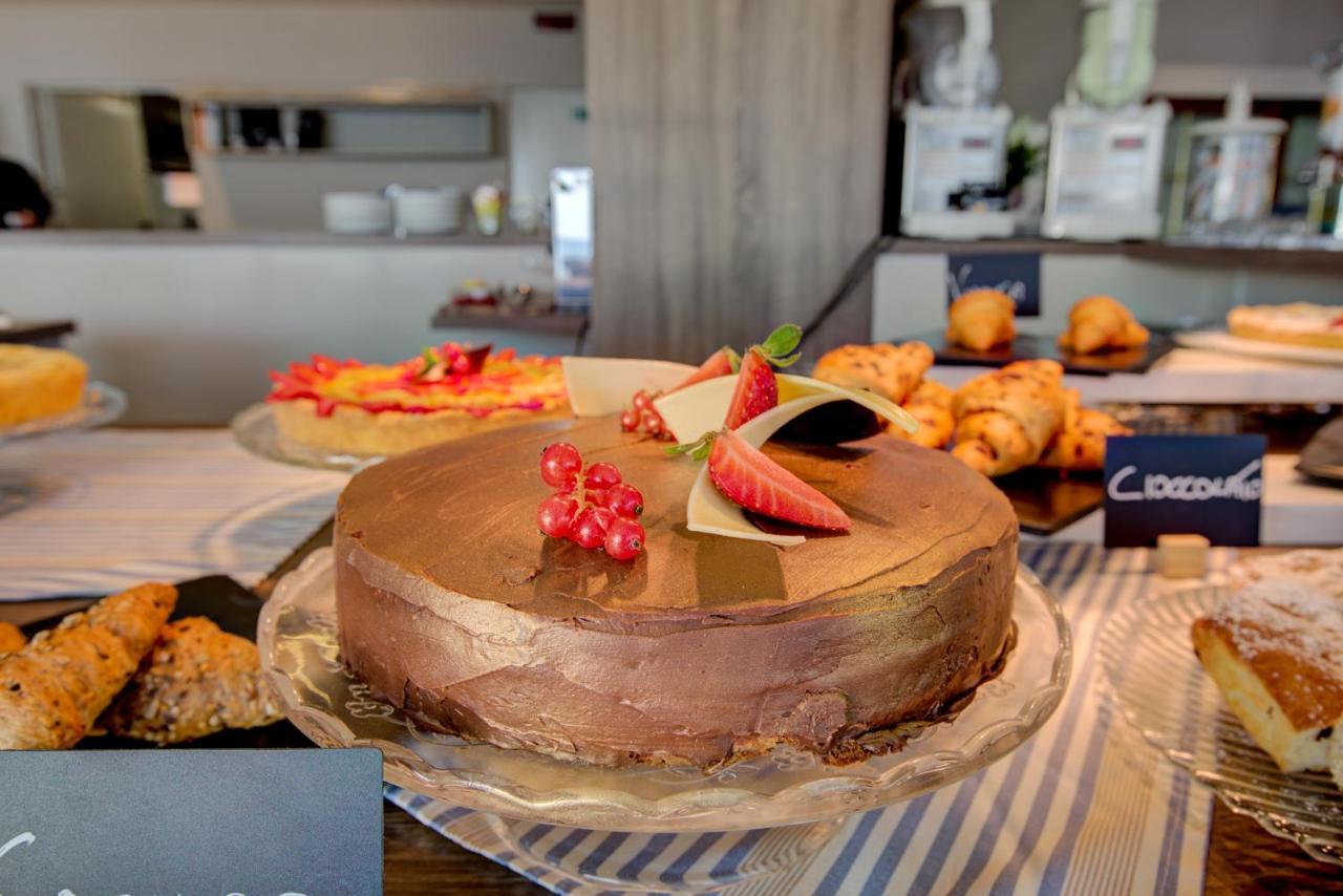 Hotel Alexandra - Beach Front - Healthy Xxl Breakfast & Brunch Until 12 30 - Parking Included Misano Adriatico Exterior foto
