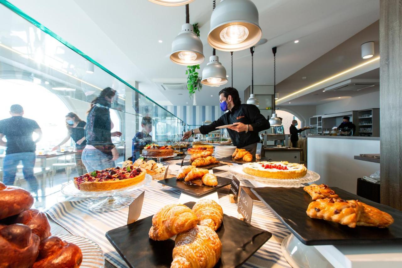 Hotel Alexandra - Beach Front - Healthy Xxl Breakfast & Brunch Until 12 30 - Parking Included Misano Adriatico Exterior foto