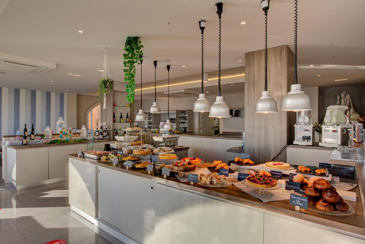 Hotel Alexandra - Beach Front - Healthy Xxl Breakfast & Brunch Until 12 30 - Parking Included Misano Adriatico Exterior foto