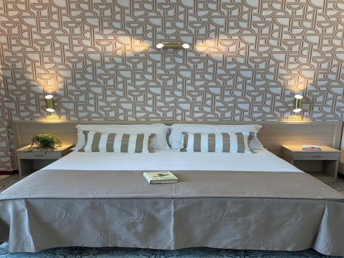 Hotel Alexandra - Beach Front - Healthy Xxl Breakfast & Brunch Until 12 30 - Parking Included Misano Adriatico Exterior foto