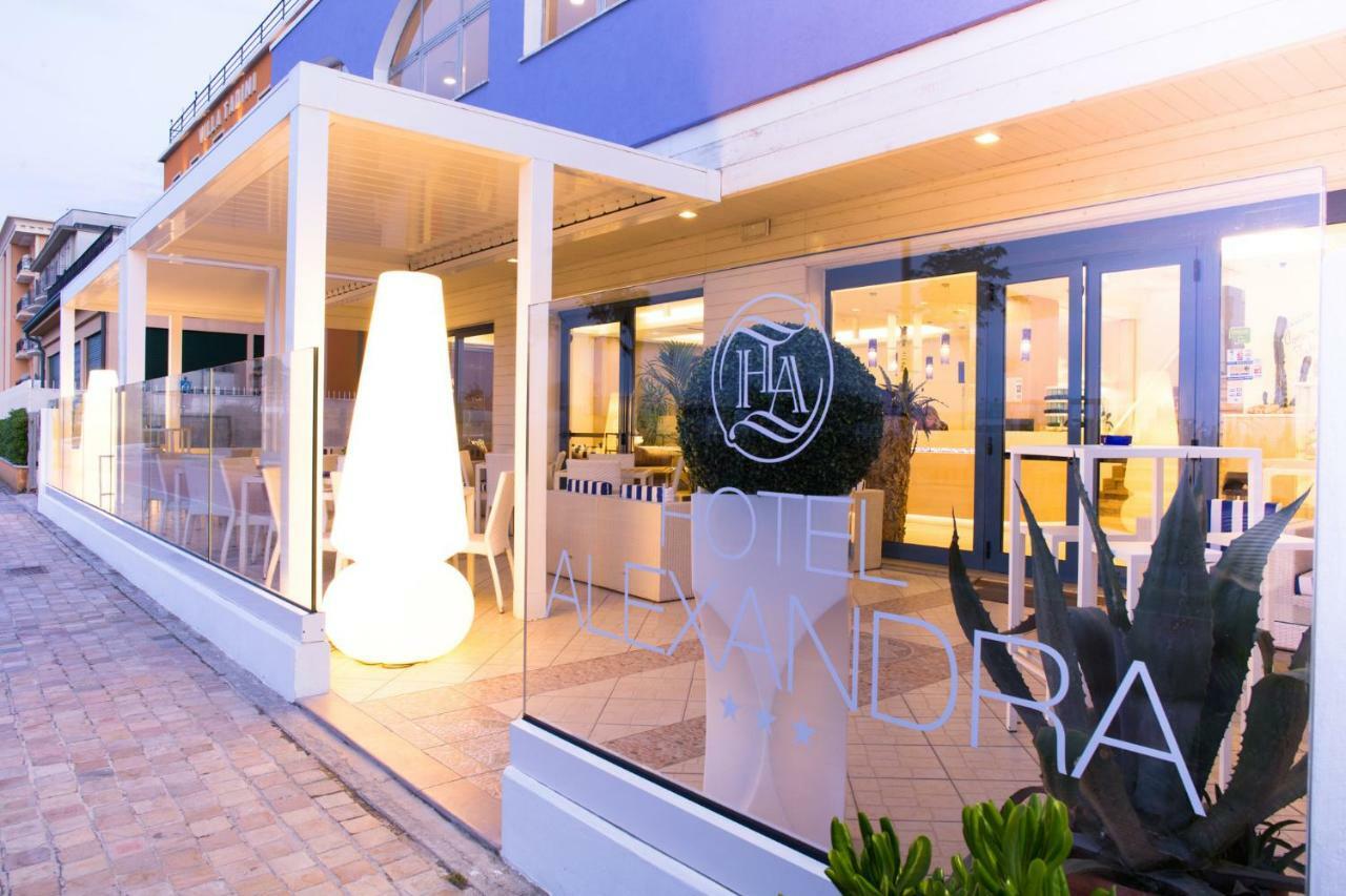 Hotel Alexandra - Beach Front - Healthy Xxl Breakfast & Brunch Until 12 30 - Parking Included Misano Adriatico Exterior foto